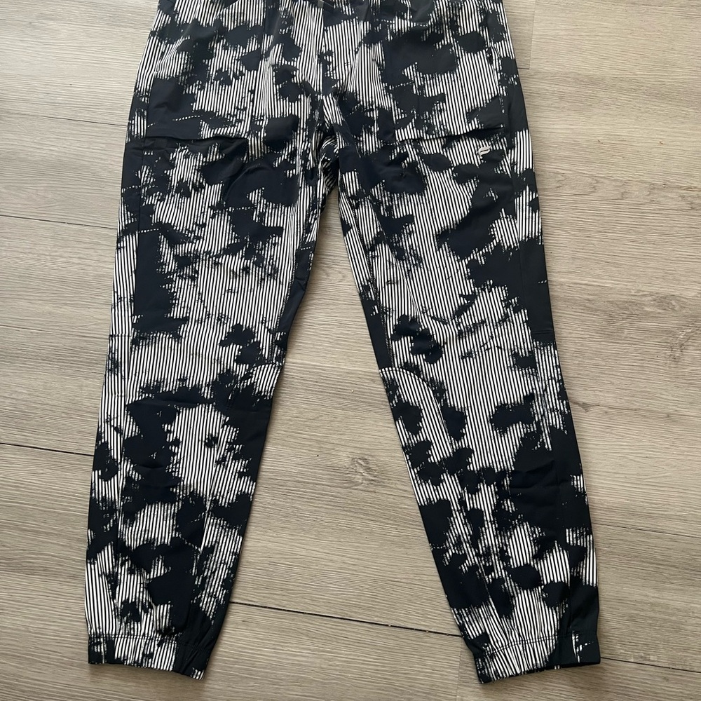 Wild Fabletics Black and White Patterned Men Pants